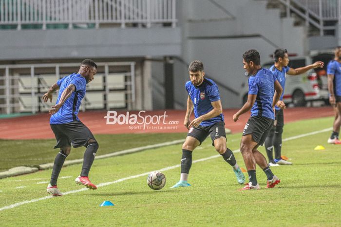 Gelandang Borneo FC, Nuruddin Davronov, sedang berlatih di Stadion Pakansari, Bogor, Jawa Barat, 9 September 2021.