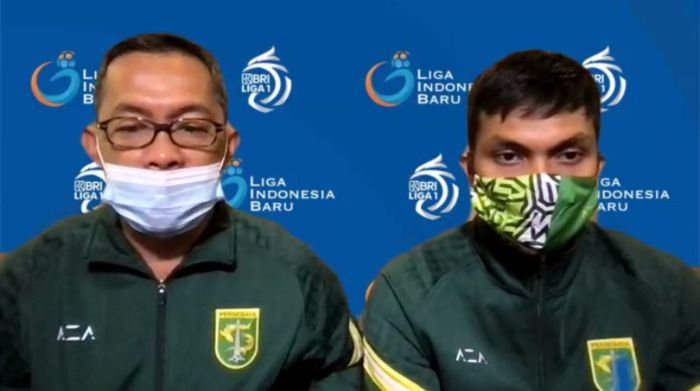 Pelatih Persebaya, Aji Santoso bersama Kapten tim, Rachmat Irianto dalam jumpa pers virtual jelang menghadapi Tira Persikabo, Jumat (10/9/2021).