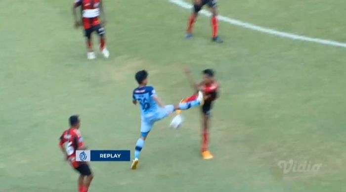 Tekel tinggi pemain Persela Lamongan terhadap pemain Persipura Jayapura di pekan kedua Liga 1 2021/22 (10/9/2021). 