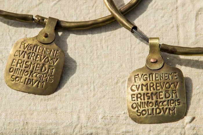 Kalung untuk para budak Romawi yang sering memberontak atau kabur. bertuliskan 'Pegang Aku atau Aku Akan Kabur!'