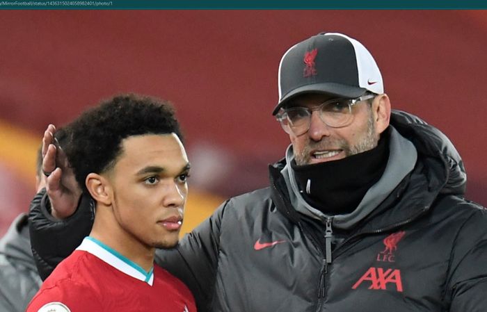 Juergen Klopp dan Trent Alexander-Arnold dalam sebuah laga Liverpool.