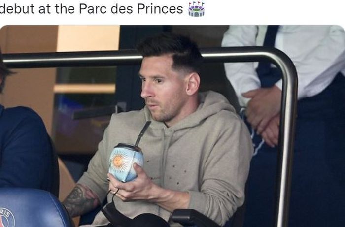 Megabintang Paris Saint-Germain, Lionel Messi, menyaksikan laga Liga Prancis kontra Clermont dari tribune di Stadion Parc des Princes, Sabtu (11/9/2021).