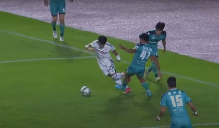 Pelanggaran Asnawi Mangkualam yang menyebabkan penalti dalam laga Ansan Greeners vs Busan IPark (12/9/2021). 