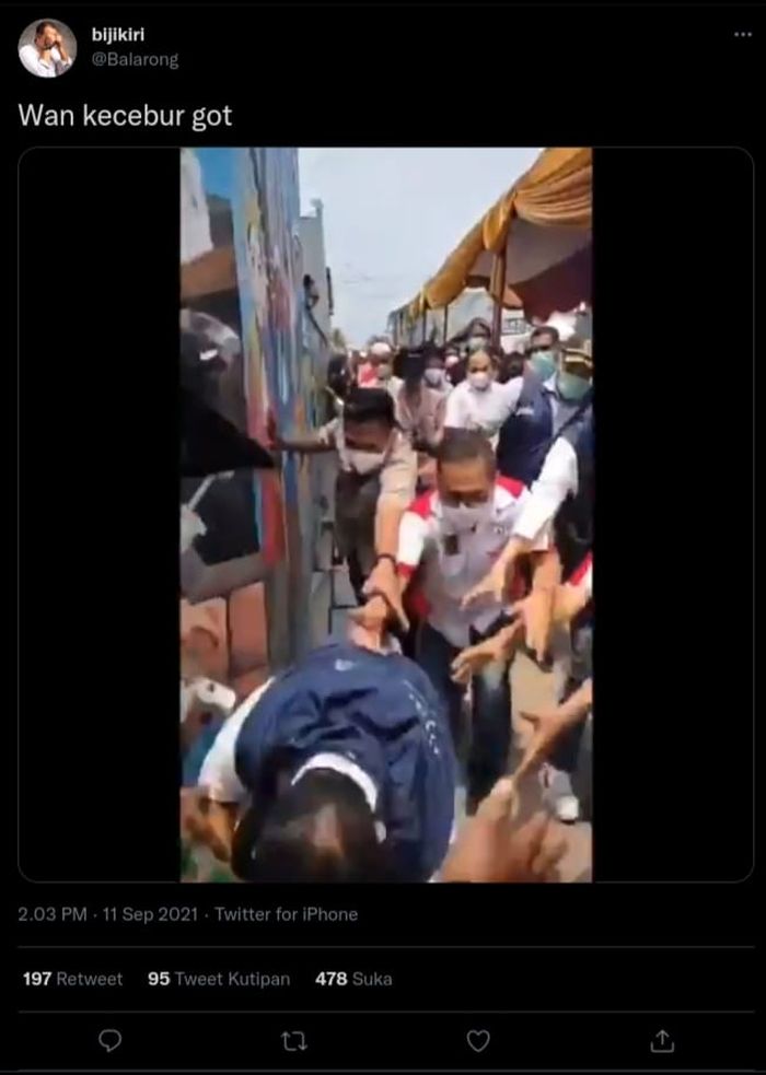 Video Anies Baswedan terperosok ke dalam got 