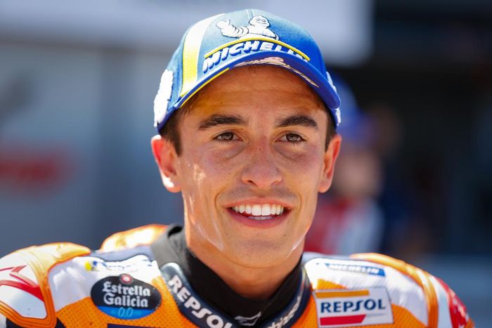 Pembalap Repsol Honda, Marc Marquez, berpose setelah finis kedua pada balapan MotoGP Aragon 2021 di Sirkuit MotorLand Aragon, Minggu (12/9/2021).