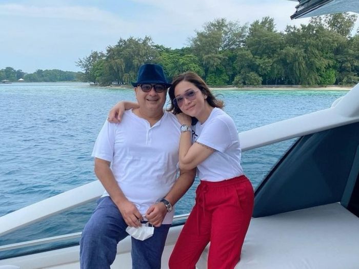 Setelah satu tahun lebih, Maia Estianty akhirnya melakukan perjalanan ke luar negeri bersama Irwan Musrry.