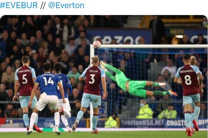 Winger Everton, Andros Townsend, mencetak gol ke gawang Burnley dalam laga Liga Inggris di Stadion Goodison Park, Senin (13/9/2021).