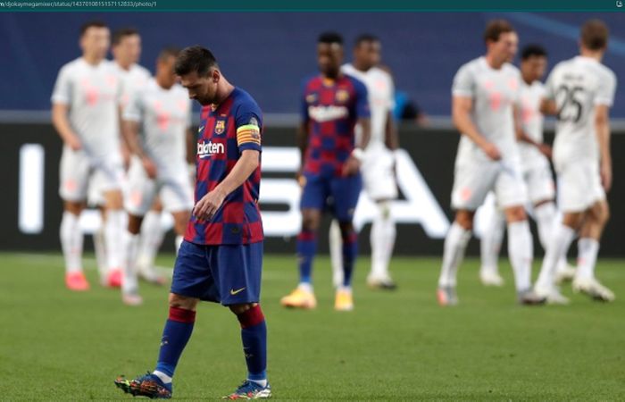 Lionel Messi tertunduk lesu saat Barcelona dibabat habis Bayern Muenchen pada babak perempat final Liga Champions 2019-2020.