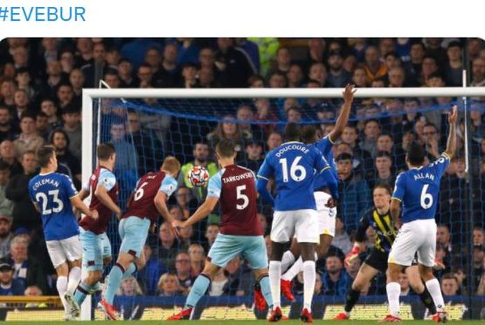 Bek Burnley, Ben Mee, mencetak gol ke gawang Everton dalam laga Liga Inggris di Stadion Goodison Park, Senin (13/9/2021).