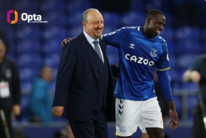 Pelatih Everton, Rafael Benitez, tertawa bareng Abdoulaye Doucoure seusai laga Liga Inggris kontra Burnley di Stadion Goodison Park, Senin (13/9/2021).