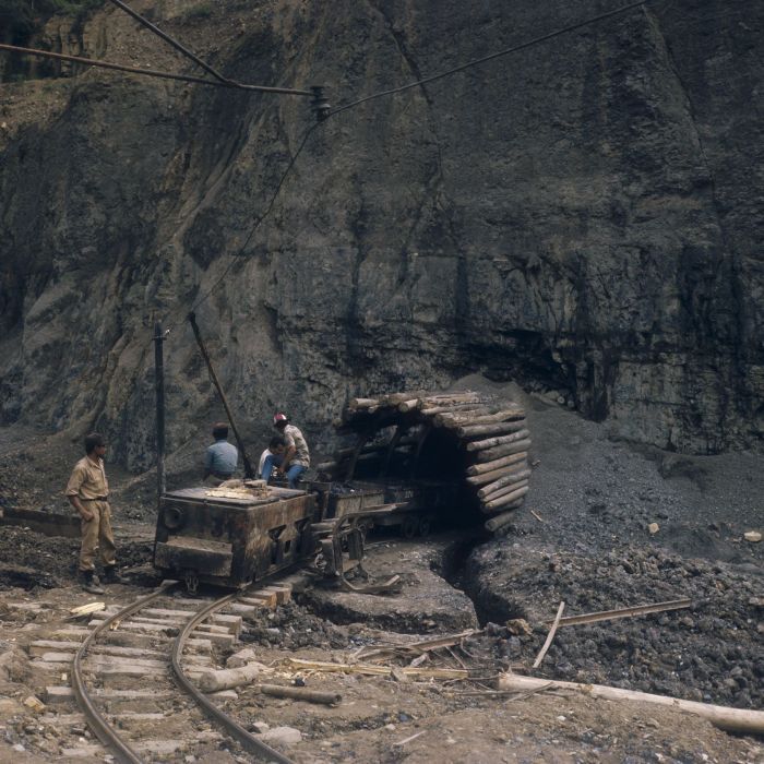 Aktivitas buruh tambang batu bara Ombilin pada 1971.