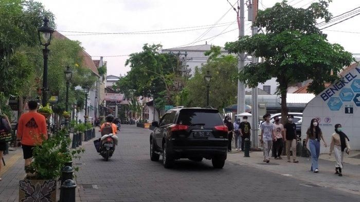 Kondisi kawasan Kota Lama saat akhir pekan di tengah pemberlakukaan PPKM Level 2 di Kota Semarang, Sabtu (11/9/2021).