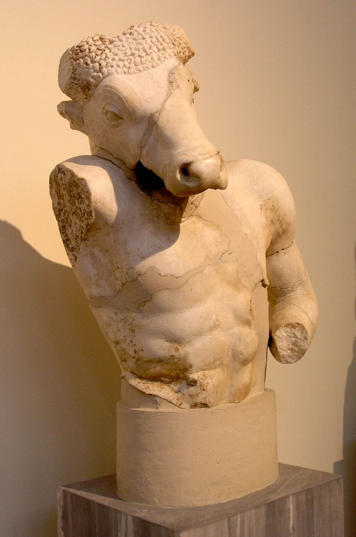 Patung torso Minotauros, koleksi National Archaeological Museum of Athens.
