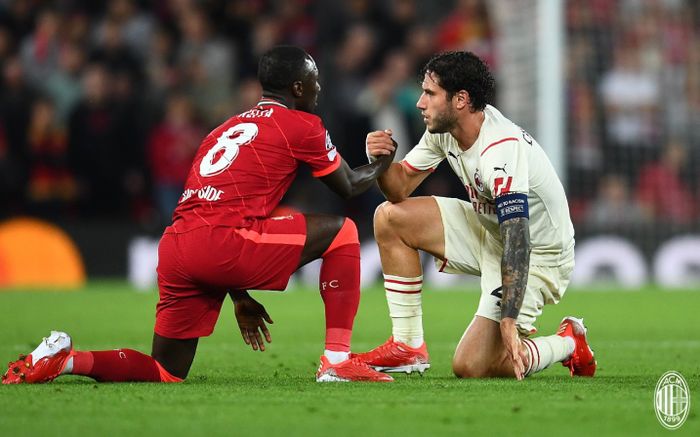 Aksi Fair Play kapten AC Milan, Davide Calabria dengan gelandang Liverpool, Naby Keita dalam laga perdana Liga Champions 2021-2022.