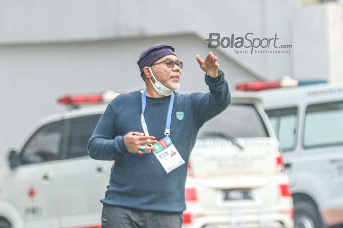 Pelatih Persela Lamongan, Iwan Setiawan, sedang memberikan intruksi kepada anak asuhnya dalam laga pekan ketiga di Stadion Pakansari, Bogor, Jawa Barat, 17 September 2021.