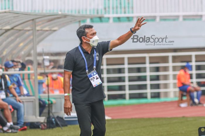 Pelatih Persita Tangerang, Widodo Cahyono Putro, sedang memberikan arahan kepada anak asuhnya dalam laga pekan ketiga di Stadion Pakansari, Bogor, Jawa Barat, 17 September 2021.