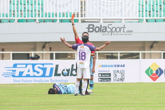 Wasit bernama Totok Fitrianto sedang memberikan kartu merah kepada pemain Persita Tangerang, Aldi Al Achya, seusai ia menerima kartu kuning kedua dalam laga pekan ketiga di Stadion Pakansari, Bogor, Jawa Barat, 17 September 2021.