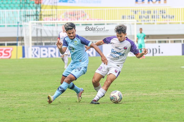 Pemain Persita Tangerang, Rifky Dwi Septiawan (kanan), sedang menguasai bola dan dikawal oleh pilar Persela Lamongan, Riswa Yusman (kiri),  dalam laga pekan ketiga di Stadion Pakansari, Bogor, Jawa Barat, 17 September 2021.