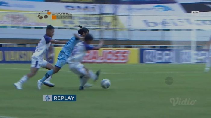Tekel winger Persita Aldi Al Achya yang membuat dirinya mendapat kartu merah dalam laga kontra Persela (17-9-2021). 