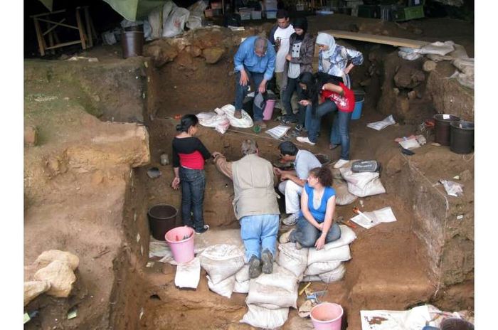 Proses penggalian di Gua Contrebandiers, Maroko.