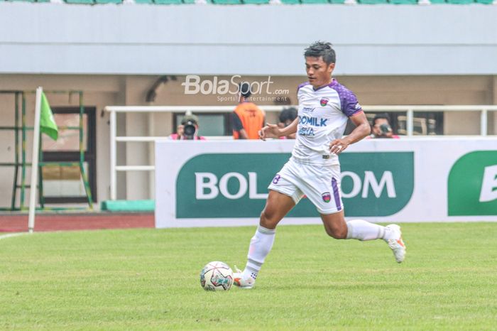 Pemain sayap kanan Persita Tangerang, Irsyad Maulana, sedang menguasai bola dalam laga pekan ketiga Liga 1 2021 di Stadion Pakansari, Bogor, Jawa Barat, 17 September 2021.