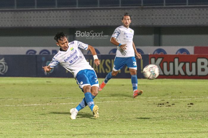 Gelandang Persib Bandung, Beckham Putra Nugraha, sedang menendang bola yang berujung gol dalam laga pekan ketiga Liga 1 2021 di Stadion Indomilk Arena, Tangerang, Banten, 18 September 2021.