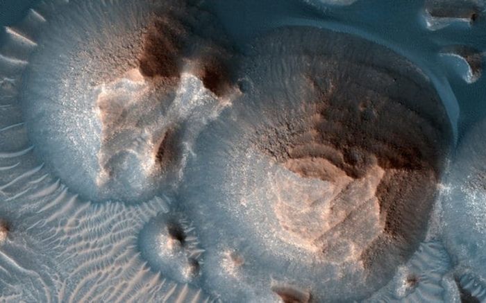 Gambar ini menunjukkan beberapa kawah di Arabia Terra yang diisi dengan batu berlapis, sering terpapar dalam gundukan bulat.