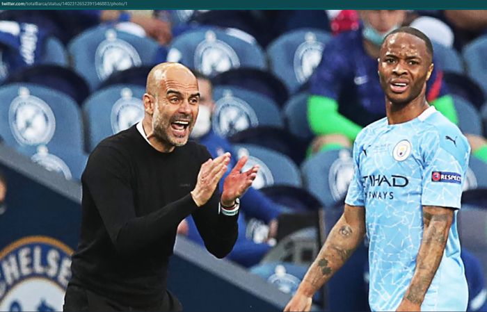 Momen Pep Guardiola dan Raheem Sterling di pinggir lapangan dalam sebuah pertandingan.