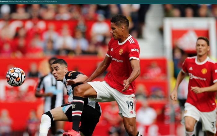 Momen Raphael Varane berhadapan dengan pemain Newcastle United di Liga Inggris.