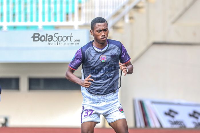 Pemain sayap kiri Persita Tangerang, Altariq Ballah, sedang melakukan pemanasan dalam laga pekan ketiga Liga 1 2021 di Stadion Pakansari, Bogor, Jawa Barat, 17 September 2021.