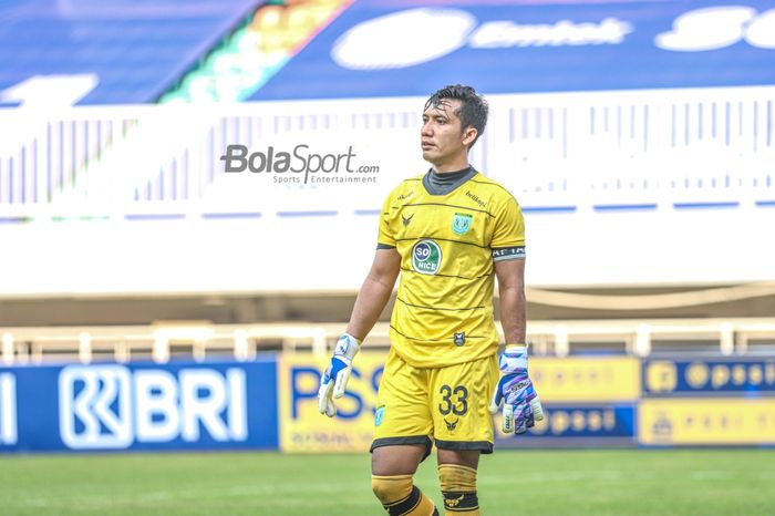 Kiper Persela Lamongan, Dwi Kuswanto, sedang bertanding dalam laga pekan ketiga Liga 1 2021 di Stadion Pakansari, Bogor, Jawa Barat, 17 September 2021.