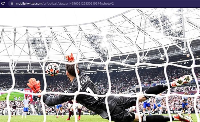 Kiper Manchester United, David de Gea, menepis tendangan penalti pemain West Ham United, Mark Noble  dalam laga pekan kelima Liga Inggris 2021-2022  pada Minggu (19/9/2021). 