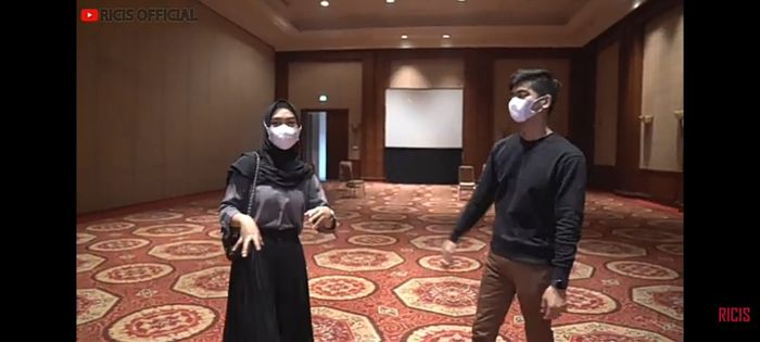 Ria Ricis bersama calon suaminya, Teuku Ryan, sedang survei di JW Marriott.
