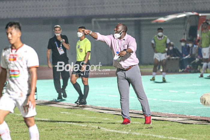 Pelatih Persipura Jayapura, Jacksen F Tiago, sedang memberikan arahan kepada anak asuhnya dalam laga pekan ketiga Liga 1 2021 di Stadion Indomilk, Arena, Tangerang, Banten, 19 September 2021.