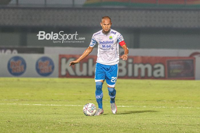 Bek sayap kanan Persib Bandung, Supardi Nasir, sedang menguasai bola dalam laga pekan ketiga Liga 1 2021 di Stadion Indomilk Arena, Tangerang, Banten, 18 September 2021.