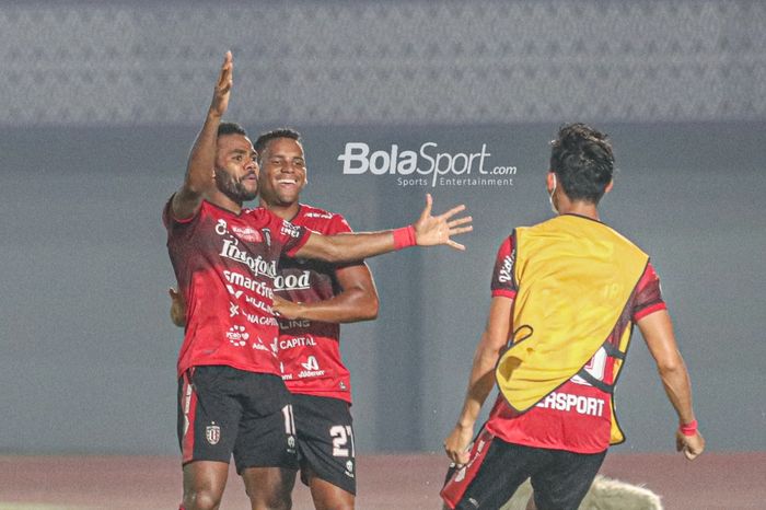 Eber Bessa (tengah) sedang merayakan gol pemain Bali United, Yabes Roni (kiri), dalam laga pekan ketiga Liga 1 2021 di Stadion Indomilk Arena, Tangerang, Banten, 18 September 2021.