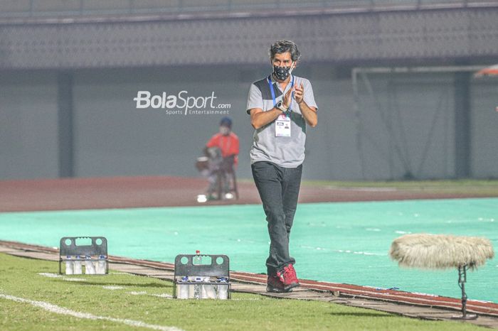 Pelatih Bali United, Stefano Cugurra alias Teco, sedang memberikan semangat kepada anak asuhnya lewat tepuk tangan dalam laga pekan ketiga Liga 1 2021 di Stadion Indomilk Arena, Tangerang, Banten, 18 September 2021.