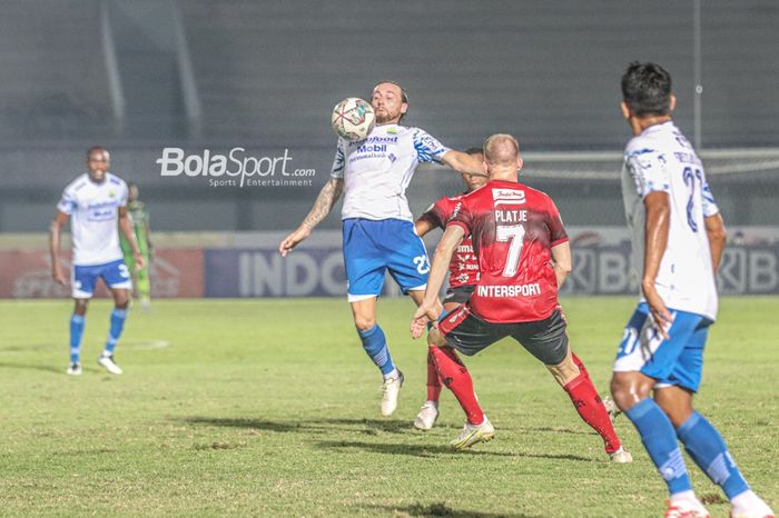 Gelandang Persib Bandung, Marc Klok (tengah), sedang mengontrol bola dengan dadanya dalam laga pekan ketiga Liga 1 2021 di Stadion Indomilk Arena, Tangerang, Banten, 18 September 2021.