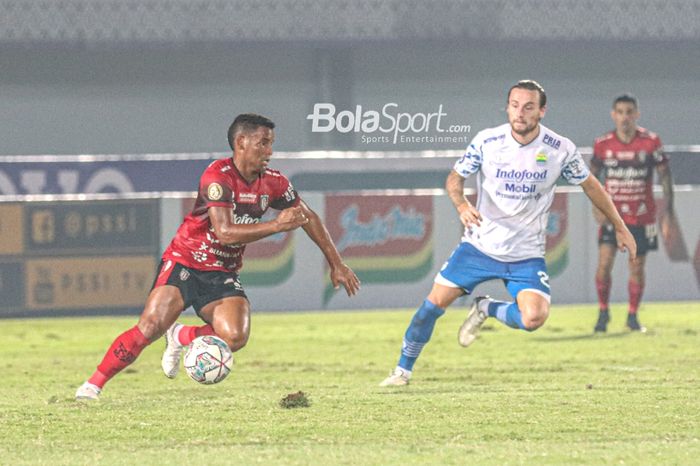 Gelandang serang Bali United, Eber Bessa (kiri), sedang menguasai bola dan dibayangi oleh pemain Persib Bandung, Marc Klok (kanan), dalam laga pekan ketiga Liga 1 2021 di Stadion Indomilk Arena, Tangerang, Banten, 18 September 2021.