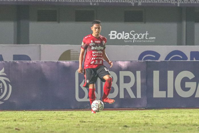 Bek sayap kiri Bali United, Ricky Fajrin, nampak akan melakukan operan dalam laga pekan ketiga Liga 1 2021 di Stadion Indomilk Arena, Tangerang, Banten, 18 September 2021.
