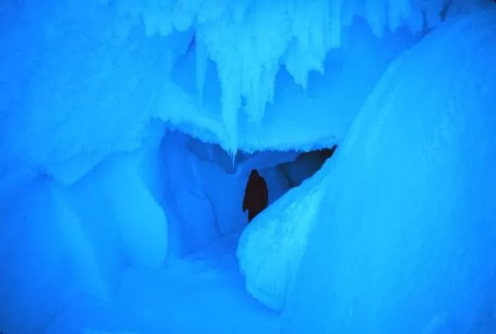 Gua Gletser di Lidah Es Erebus, Antartika.