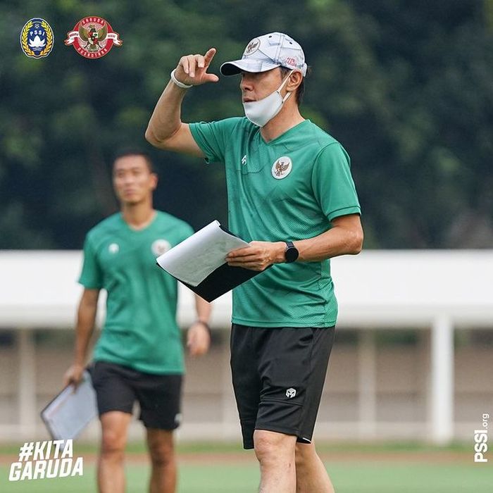 Pelatih timnas Indonesia, Shin Tae-yong, memimpin langsung latihan perdana jelang play-off Kualifikasi Piala Asia 2023.