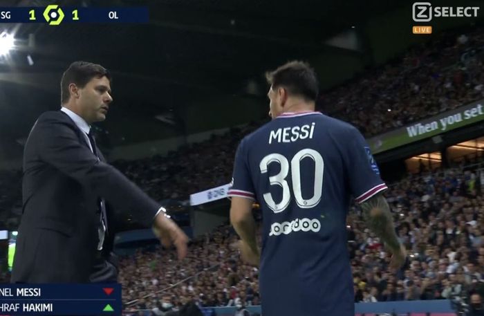 Pelatih Paris Saint-Germain, Mauricio Pochettino, berbicara dengan Lionel Messi dalam laga Liga Prancis kontra Olympique Lyon di Stadion Parc des Princes, Minggu (19/9/2021).