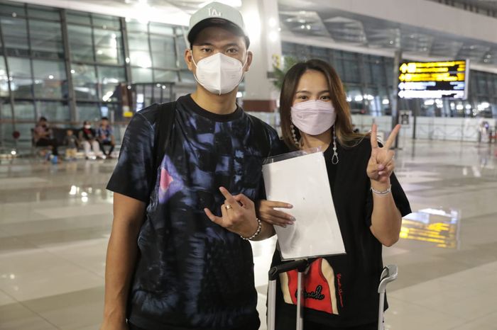 Praveen Jordan (kiri) dan Melati Daeva Oktavianti (kanan). Pasangan ganda campuran Indonesia itu berada di Bandara Soekarno-Hatta, Tangerang, Banten, Selasa (21/9/2021).