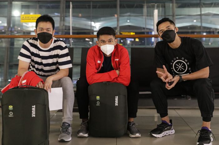 Hendra Setiawan (kiri), Muhammad Rian Ardianto (tengah), dan Jonatan Christie (kanan) saat menanti keberangkatan pesawat menuju Turki di Bandara Soekarno-Hatta, Tangerang, Banten, Selasa (21/9/2021).