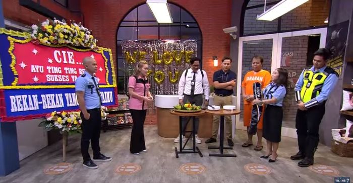 Perbincangan pemeran Lapor Pak dengan Ayu Ting Ting mengenai pesta perpisahan.