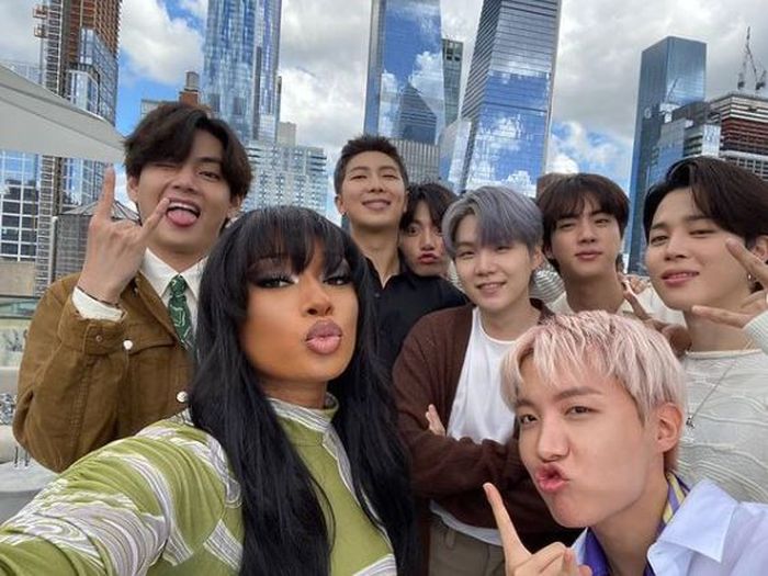 Kelihatan akrab banget ya BTS sama Meghan The Stallion!