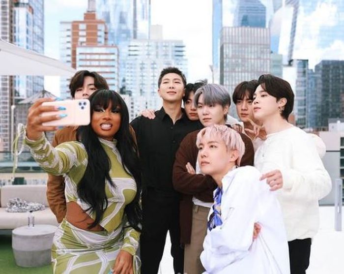 Unyu banget posisi Jungkook yang nyempil di antara para hyung-nya! 