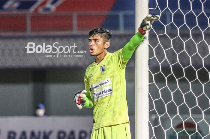 Kiper Persipura Jayapura, Fitrul Dwi Rustapa, sedang memberikan intruksi kepada rekan-rekannya dalam laga pekan ketiga Liga 1 2021 di Stadion Indomilk Arena, Tangerang, Banten, 19 September 2021.