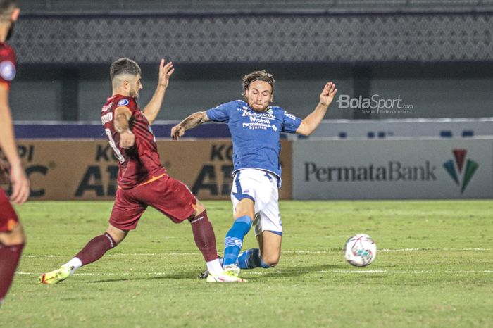 Gelandang Persib Bandung, Marc Klok (kanan), sedang berduel dengan pemain Borneo FC, Nuriddin Davronov (kiri),  dalam laga pekan keempat Liga 1 2021 di Stadion Indomilk Arena, Tangerang, Banten, 23 September 2021.